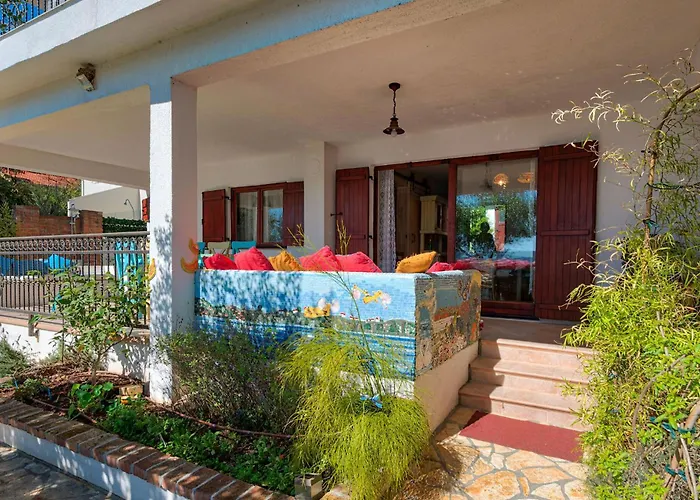 Donatella Nyaraló *