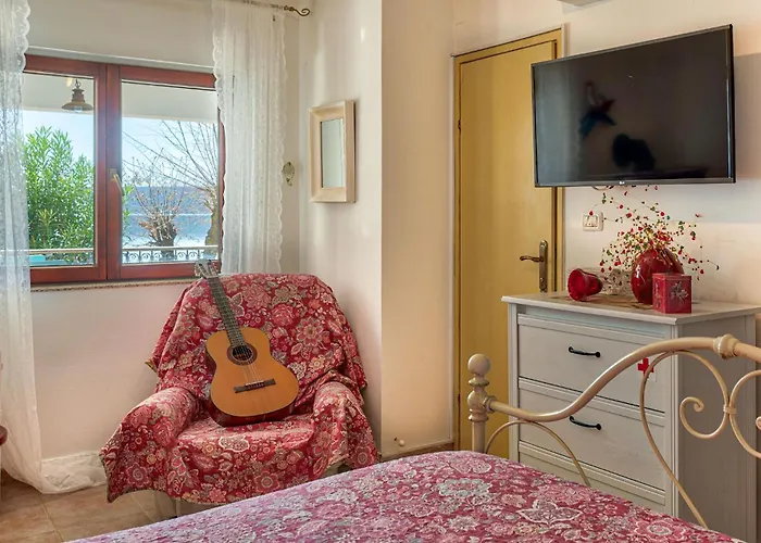 Donatella Nyaraló *